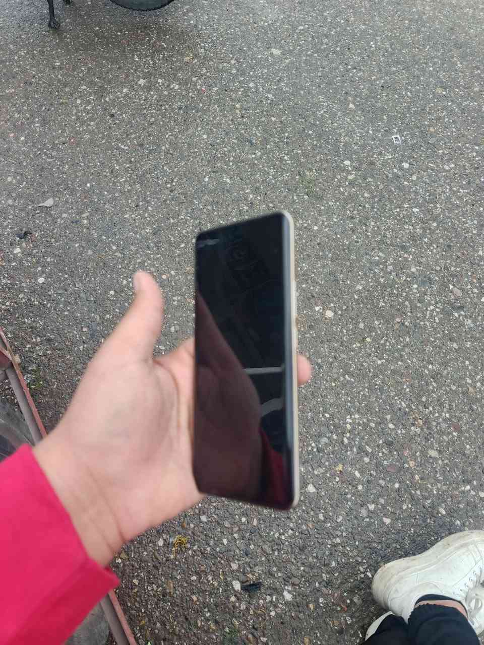 السلام عليكم شباب نوع موبايل  13Pro 5G ذاكره 512  بطاريه 5000 موبايل مفتوح فقط شاشه مال شركه والسعر تعالو خاص او رقم***********
