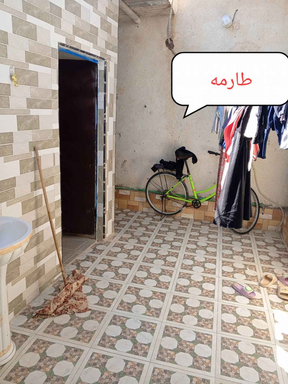 بيت للبيع عبر الشارع العام قرب المولد الي يم النهر مساحه البيت 160م مربع بناء غرفتين نوم وصاله ومطبخ وصحيات خارجي بناء بلوك وطابوك الارضيه بورسلين البتلو صب للاستفسار الاتصال ***********
