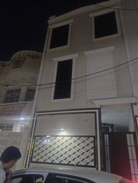 عندي بيت للبيع شارع ابوحطاب البيت بناء حديث الواجه 5متر البيت ٣طوابق ٦...