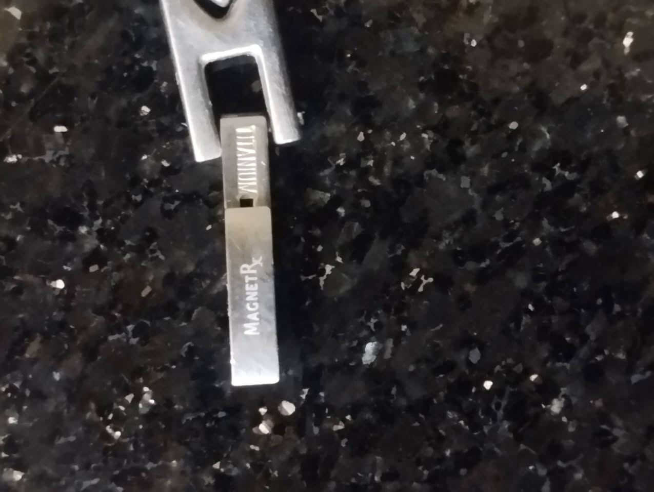 السلام عليكم
سوار مستخدم بالة تيتانيوم  طلاء روديوم 
طبي يستخدم لإزالة الطاقة السلبية
السعر 45 الف 
متوفر توصيل إلى كافة المحافظات
*********** تواصل واتساب فقط
