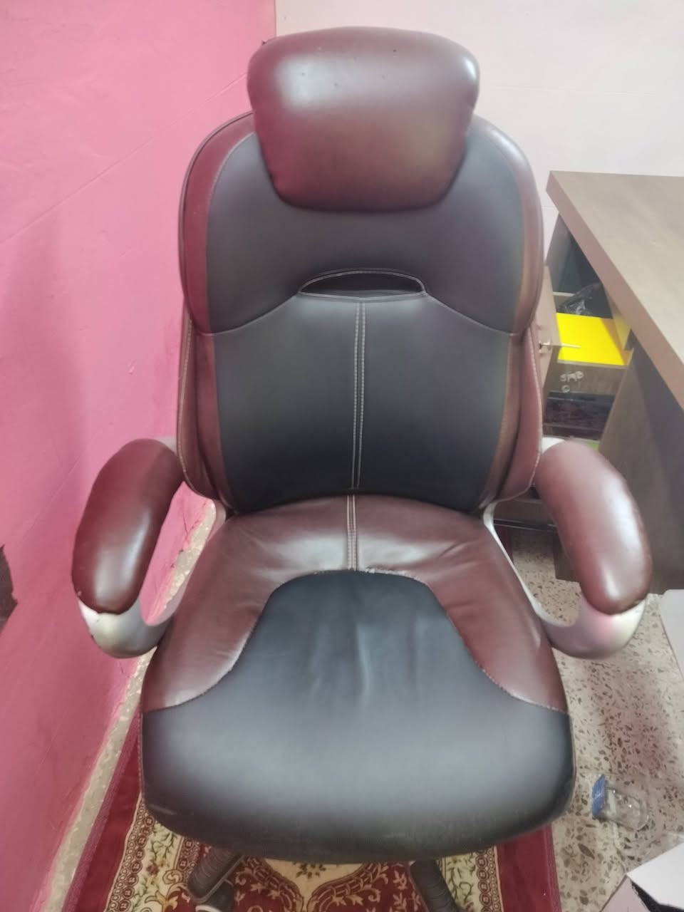 صبورات عدد اثنين مستعملات اسبوع
كرسي و ميز  للبيع ***********
