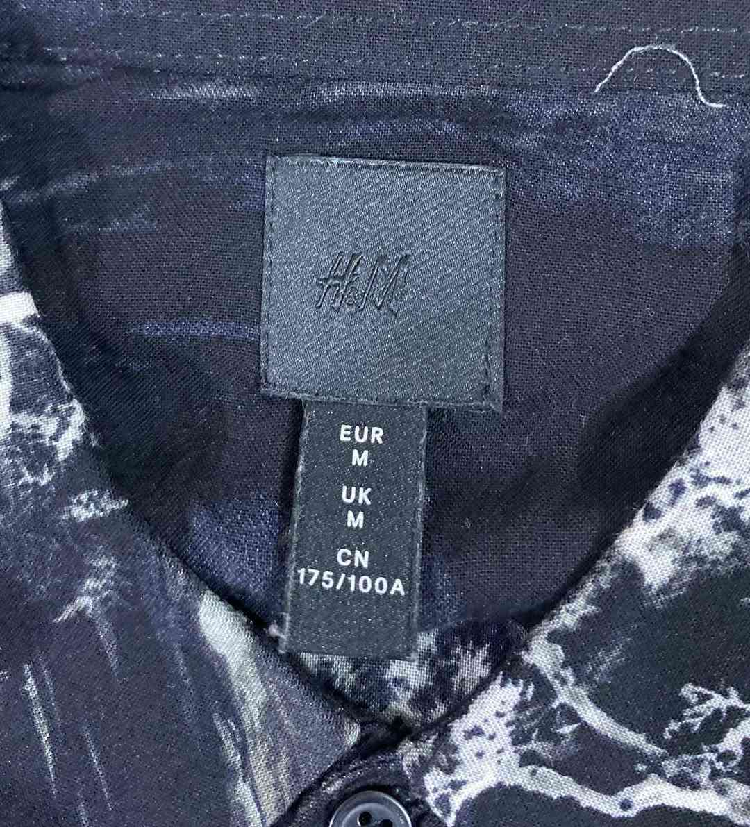 النوع: قميص رجالي كاجوال بأكمام طويلة وأزرار كاملة 

​البراند: H&M ( اصلي وكالة)

الحالة: جديد غير مستخدم 

​التصميم/النقشة: نقشة طبيعية مستوحاة من الرسومات الآسيوية التقليدية (أشجار، بحيرات، معابد أو بيوت تقليدية) باللونين الأسود والأبيض/الرمادي.

​المقاس: M 

​المادة والنسيج: 100% فيسكوز

 ( الفيسكوز يمنح القميص ملمساً ناعماً، وخفة وتهوية ممتازة، وهو مثالي للأجواء الصيفية والربيعية).

السعر 25 الف مع التوصيل


**إذا كنت صاحب هذا الإعلان وتريد حذفه لأي سبب، رجاءا أرسل رسالة إلى الدعم الفني**