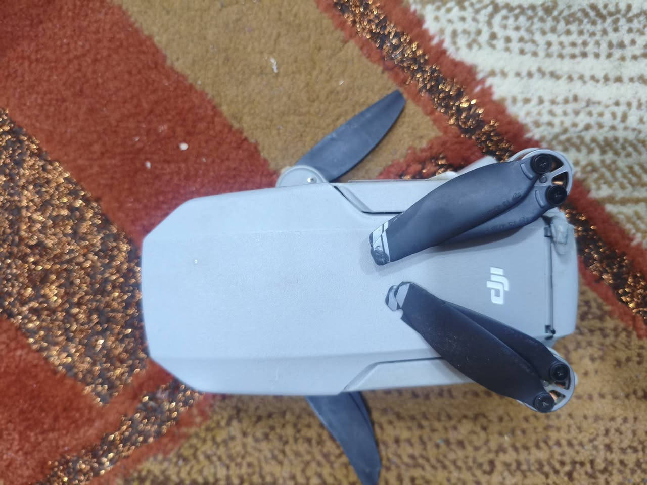 للبيع درون مني مافك لكمبل يصور بس مايتحرك للتجاهات ولا ينزل ولا يصعد  ***********
