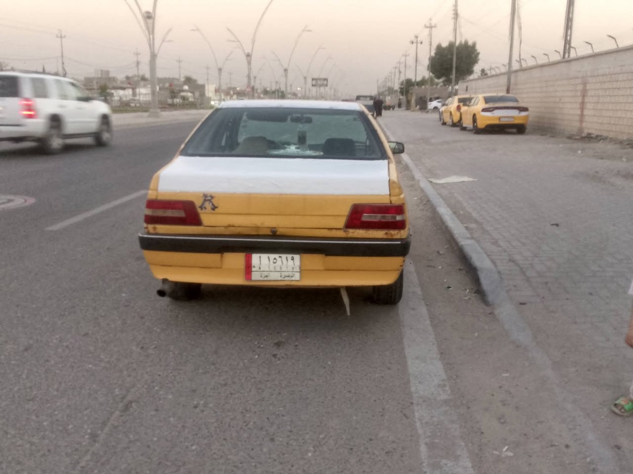 بيجو 405 مكينه وكير تمام سيارة جاهزه راعيه موجود هيه وغرامات عل المشتري رقم بصره السعر 15 
***********
