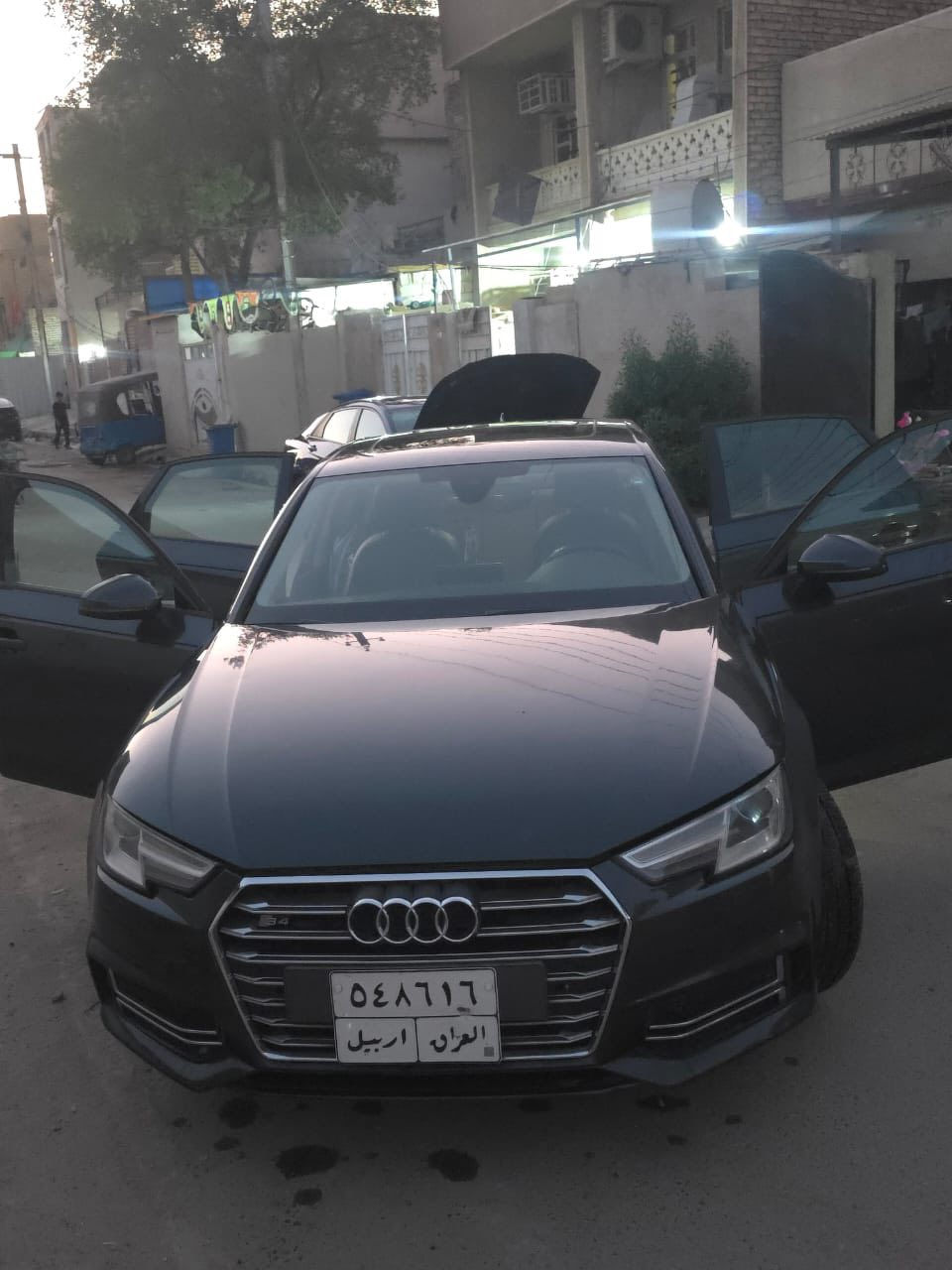 السلام عليكم
اودي A4
موديل 2017 
كواترو فول sline 
ماشيه ٩٦ كيلو 
مكانها بغداد
بيه جاملغ يسار والبنيد مرشوش فقط السياره جديدة كلش
السعر 
138$$
بيه مجال 
رقم ***********
