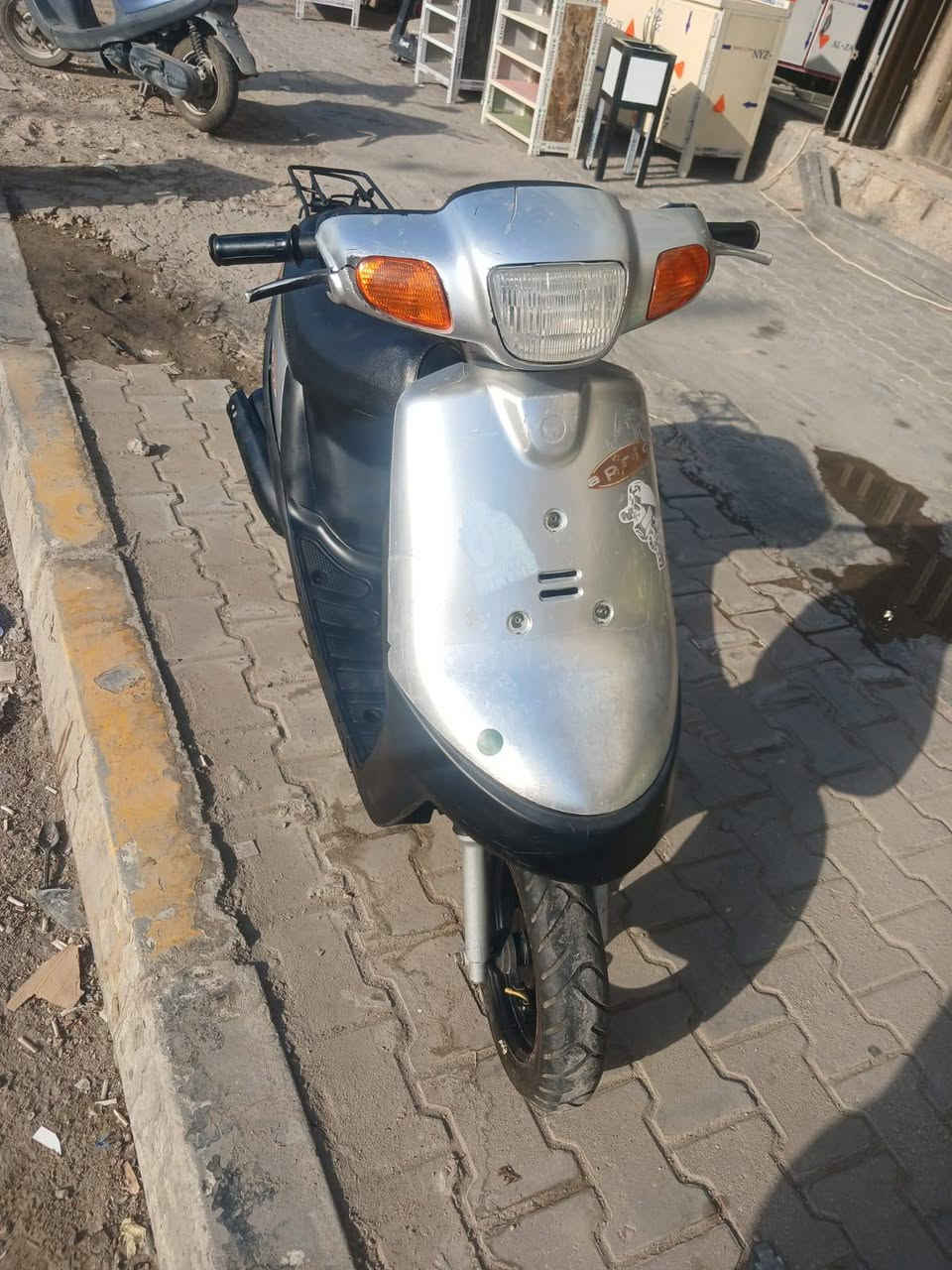 سلام عليكم بطه للبيع 
ما مفتوحه 
شاصي مكفول 
كهربايات شغاله اشاير لايت هورن سكن 
قفل جنطه 
قفل سكان 
مكينه خرسه 
ناعمه شلعه قويه 
سعر ٣٠٠ 
مكاني كربلاء قرب باب طويريج
***********
