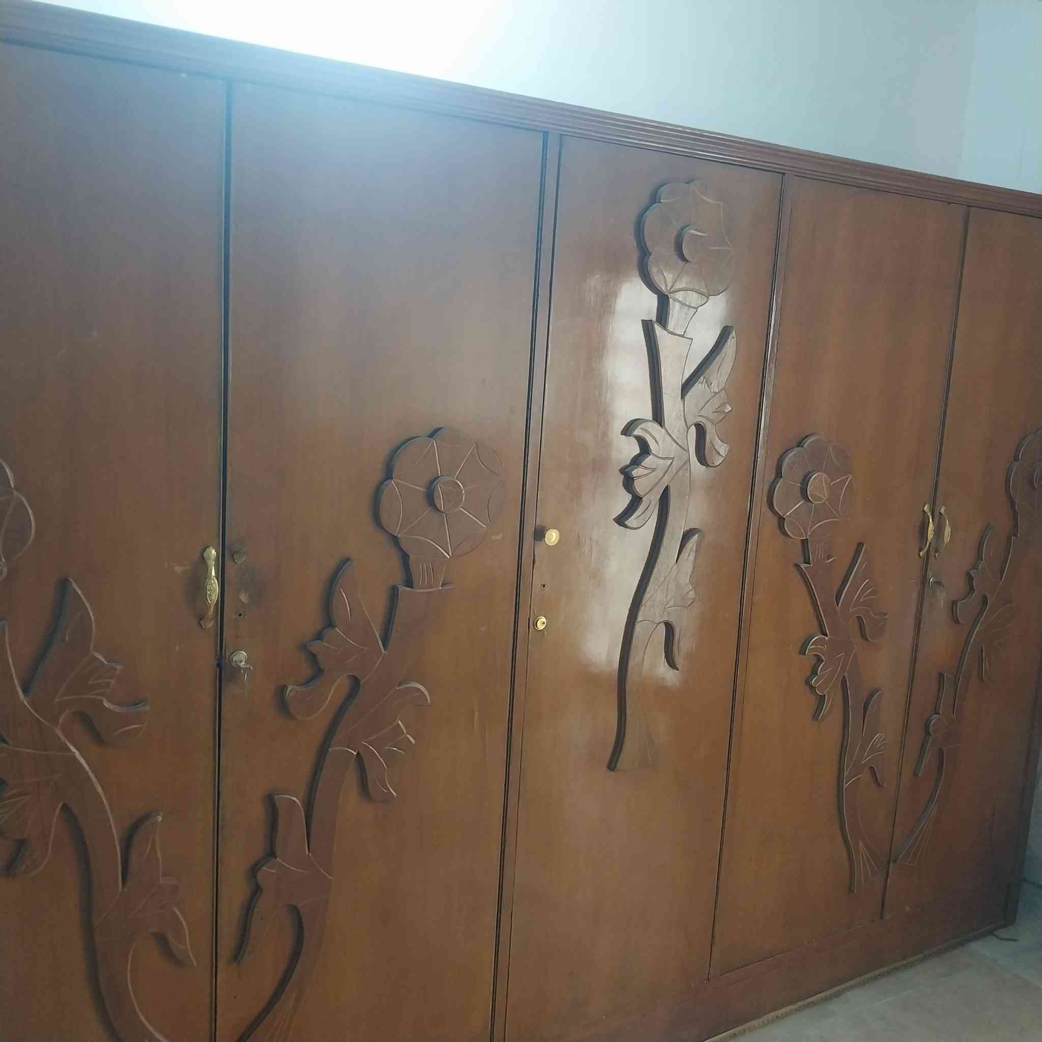 غرفه اخشاب مستعمله خمس أبواب السعر ٢٥٠ وبيه مجال مكاني كربلاء حي العامل/***********
