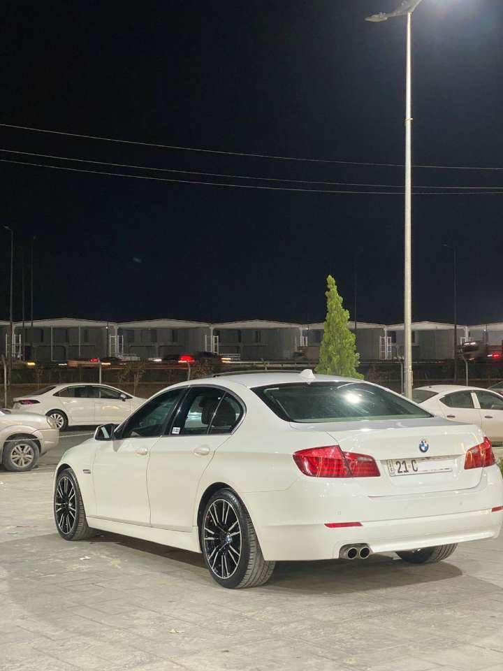 بي ام موديل ٢٠١١ حجم ٥٣٠ نوزل كورتي  سفري شةريكة عروش يةك دةرگاي سبوغة بي ژوري   رةقةمو سنةوي هاموي نوية بةناوي خومة ژ.م ***********
