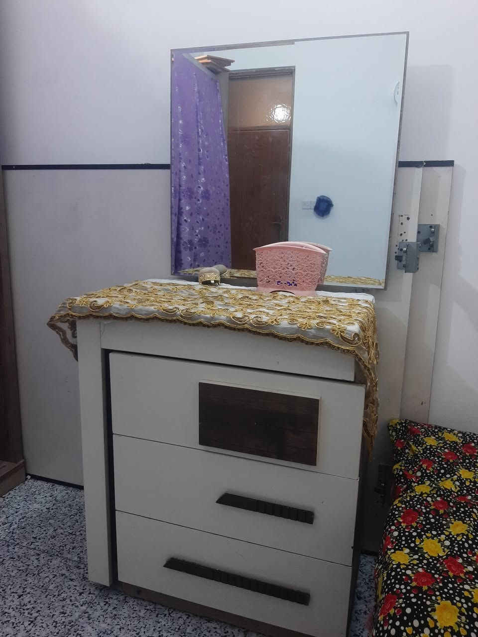 السلام عليكم متوفر  غرفه مستعمله 
باب الكنتور موجوده سلايت 
سعرها 200 الف و بيها مجال
بغداد/الشعب للاستفسار ***********

