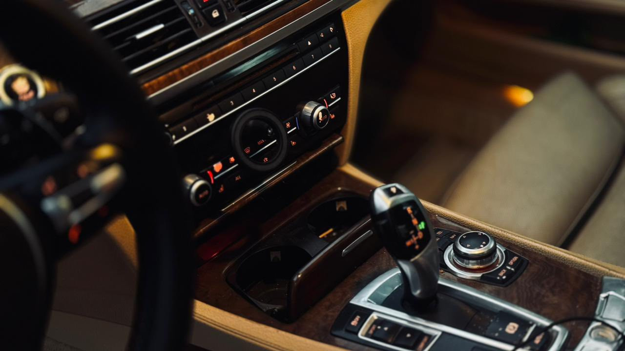 السلام عليكم740iL لبيع bmw f02 موديل 2009 السياره وارد خليجي عروش
رقم بغداد الجديد بسمي تحويل ثاني يوم
فول موصفات Vip باب طويل  شاشه خلفيه شغاله حساس 360  
فتحه سقف بنورامه بردات خلفيه 5كهرباء
مري شفط دركه m موديل حديث
تبريد ثلج 3قطع تحكم مركزي 
كير مكينه حداديه كله كفاله بيه 3قطع صبغ فقط بدون دواخل  للعلم سياره عليه صيانه كامله من كلشي وسياره بدون نقص نهائيه 
السعر 180بيه مجال 
مكان السياره النجف ***********
