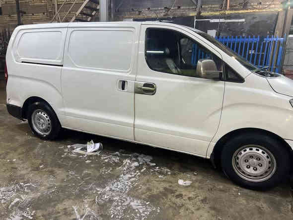 السلام عليكم استاركس فان 2011 للبيع /السياره جاهزه من كل شي/ مكينا مفتوح 3000 سوبر مشترك /السياره تبريد قطعتين /السياره مصبوغه عام بسبب التغليف /بيها ضربه بالجاملغ خلف السائق
السعر المطلوب 112$ وبيها مجال بسيط  السياره باسمي تحويل ثاني يوم/المكان بغداد البلديات 
***********
***********
