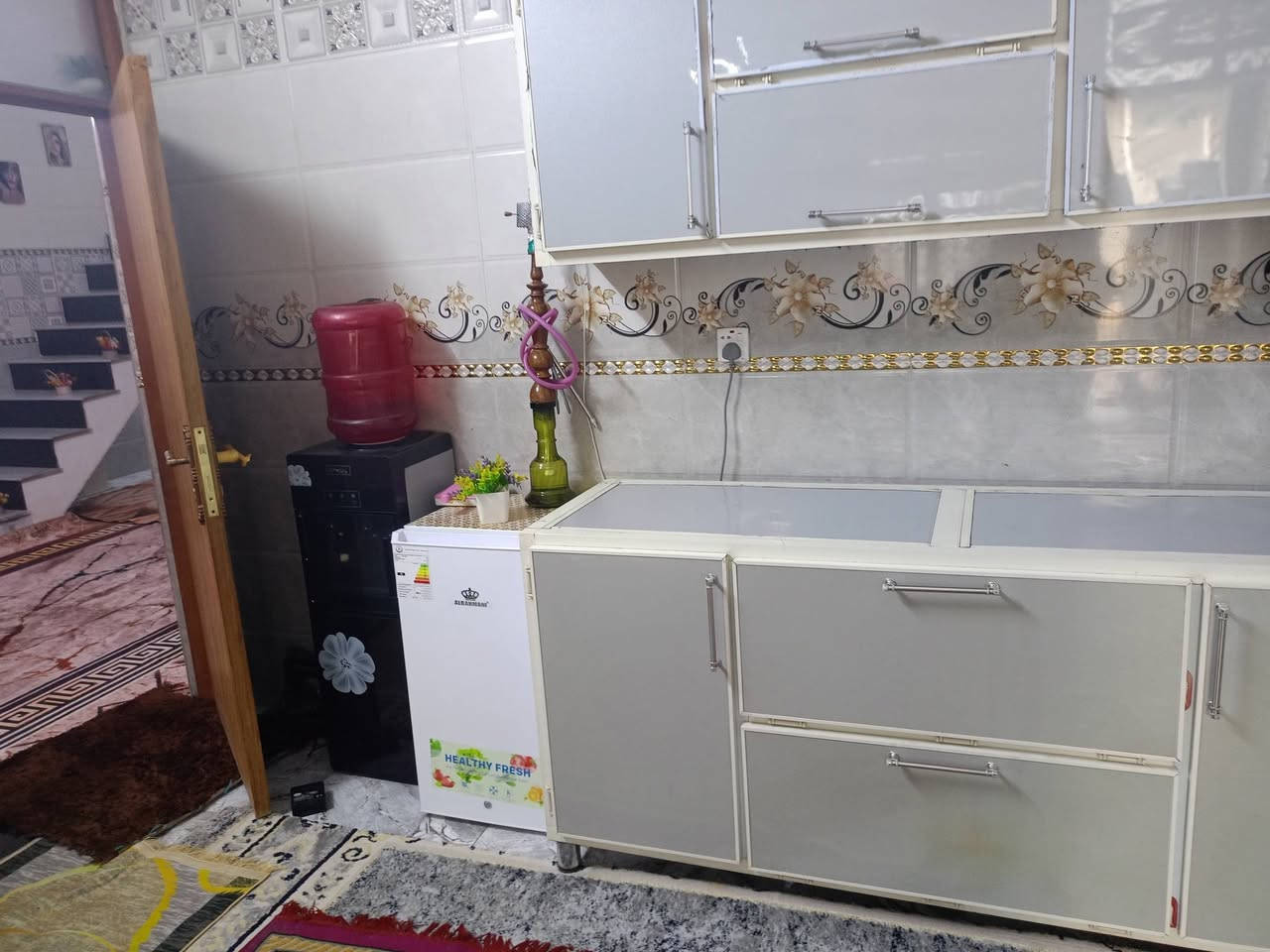 سلام عليكم بيت للبيع المساحه الكلي 450متر 180حديقه الباقي بناء منطقه العوادل قرب اسواق أنو البيت يحتوي على 3غرف وصاله و مطبخ وستقبال زراعي كهرباء درجه اولى محوله الباب الاستفسار علئ الرقم ***********/***********
