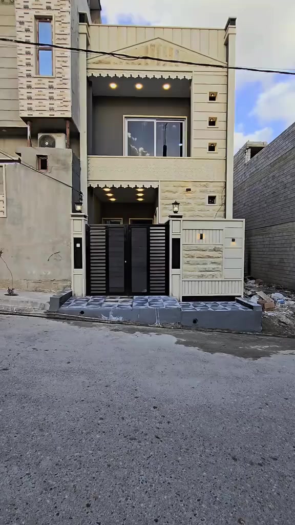 للبيع دار الموصل - حي السماح - المربع الذهبي (خلف محطة تعبئة المشاعل).
​المجاورات: قرب جامع فاطمة الزهراء والمدرسة الصينية (حي الـ90).
​المساحة: 100 متر 
(واجهة 5م × عمق 20م).
​نوع العقار: طابو صرف (سند حديث - زهور سكني).
​حالة البناء: حديث، طابقين، تسليم فوري.
​🏗️ تصميم الدار:
​الطابق الأرضي: كراج + استقبال + هول + مطبخ + غرفة نوم + مجموعات صحية.
​الطابق الثاني: غرفتين نوم + مجموعات صحية.
​الإضافات: سطح ناصي + سطح عالي.
​التجهيزات الحديثة: نظام دكتات تبريد، تمديدات غسالات وسبالت، ومنظومة كاميرات متكاملة.
​💰 السعر والمعلومات الإضافية:
​السعر: 110 مليون دينار عراقي.
​📞 للتواصل والاستفسار:
​مكتب بركة الضياء للعقارات
​رقم الهاتف 1: ***********
​رقم الهاتف 2: ***********
