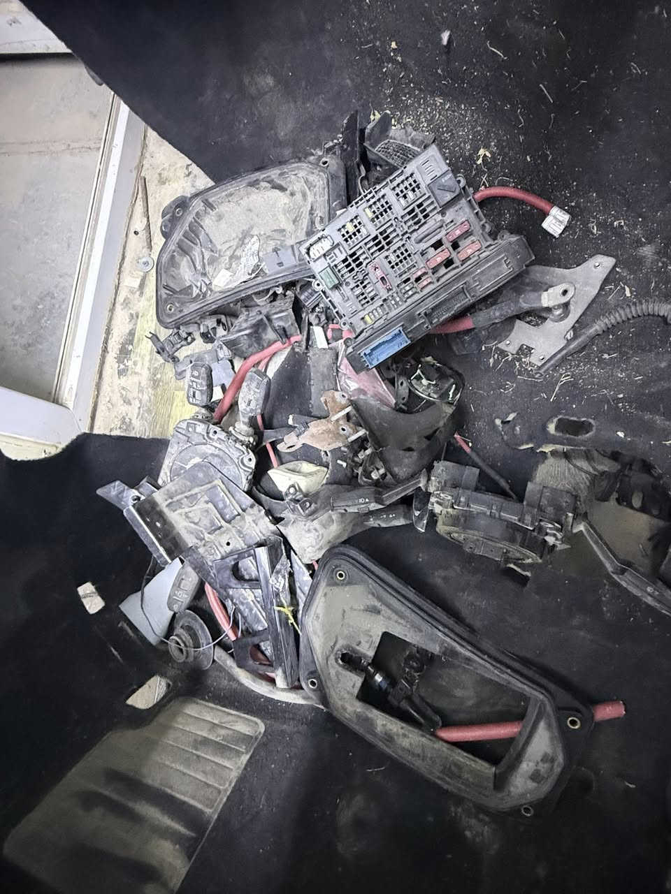 السلام عليكم عندي ضفيرة دشبول مامقطوع بيها اي واير ضمان
وستيرن كامل ودشبول وهوايه غراض موجودات بالصور وابواب 3 واحد بلاد الخلفي اليسار وعندي الخلفي ابيمين اتوقع بي كلير وعندي الايمن مصبوغ الي يحتاج مكينة جام بطانة باب عادي ابيعله وقاعدة فيوزات بعدها بلاديه كل هاي الغراض مامشتغله بالعراق مال كصه عندي جاملغات 2 بيهن صبغ اماميات بدنه هيه والبراكيت هم موجوده عقل كشن دكم مال جام عندي كاملات هوه والكنترول دبة مي مال راديتر ABS وعمبار بريك وبور بريك وبعد عندي هوايه غراض كلها مال E90 الي يحتاج خابرني واني اشوفله اذا عندي او لا
***********
