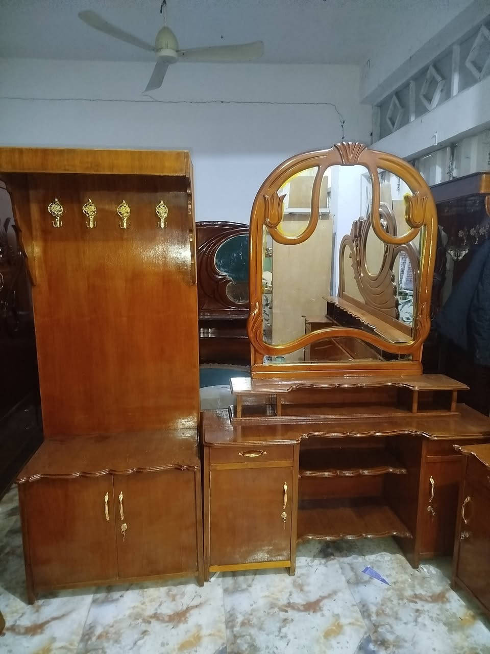 غرفه أم سته مستخدمه للبيع 
العنوان العزه القديمة 
سعر 650 وبي مجال 
***********
