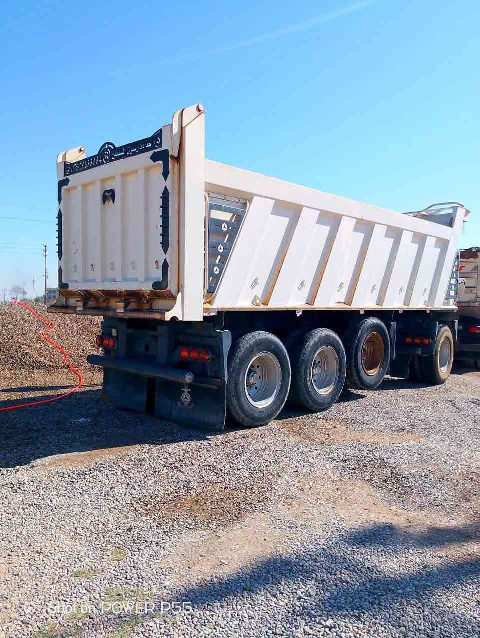 السلام عليكم مقطوره للبيع موديل ٢٠٢٣ أطول ٧٣٥. جك نساف. مقطوره جاهزه للشغل للاستفسار  ***********
