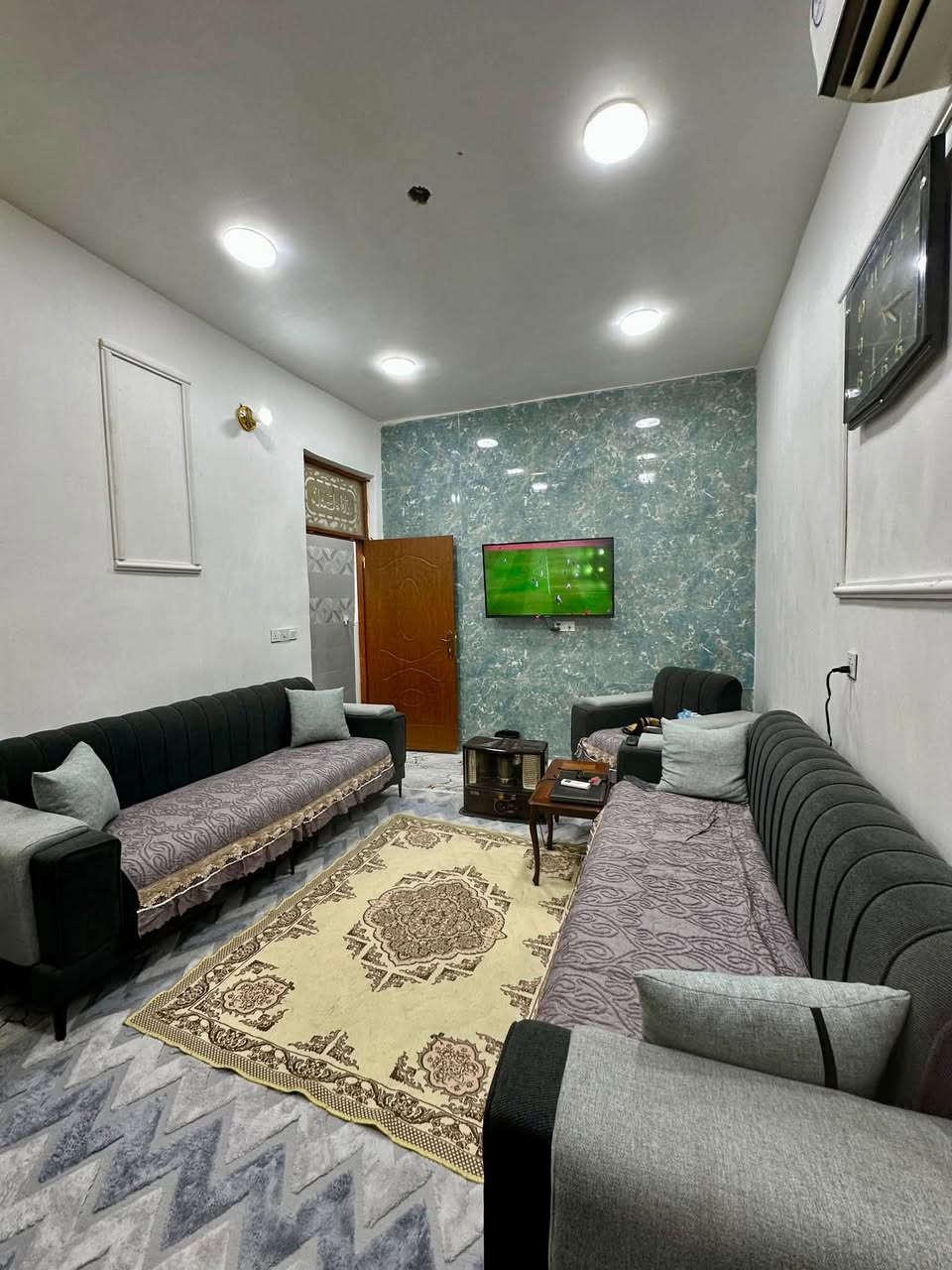 بيت للبيع ١٠٠ م الزعفرانية زراعي بيت بنية سند ٢٥ بناء حديث فرع ٣٢ يمينا
طابق واحد يحتوي على طرمة كبيرة ومدخلين وصالة وغرفة نوم واحدة  و مطبخ ومنور مثل ما مبين بالصور ( السعر 83 ) مليون (( ما ابيع قسط )) المراجعة في نفس البيت للاتصال *********** ابو احمد ( واتساب )
