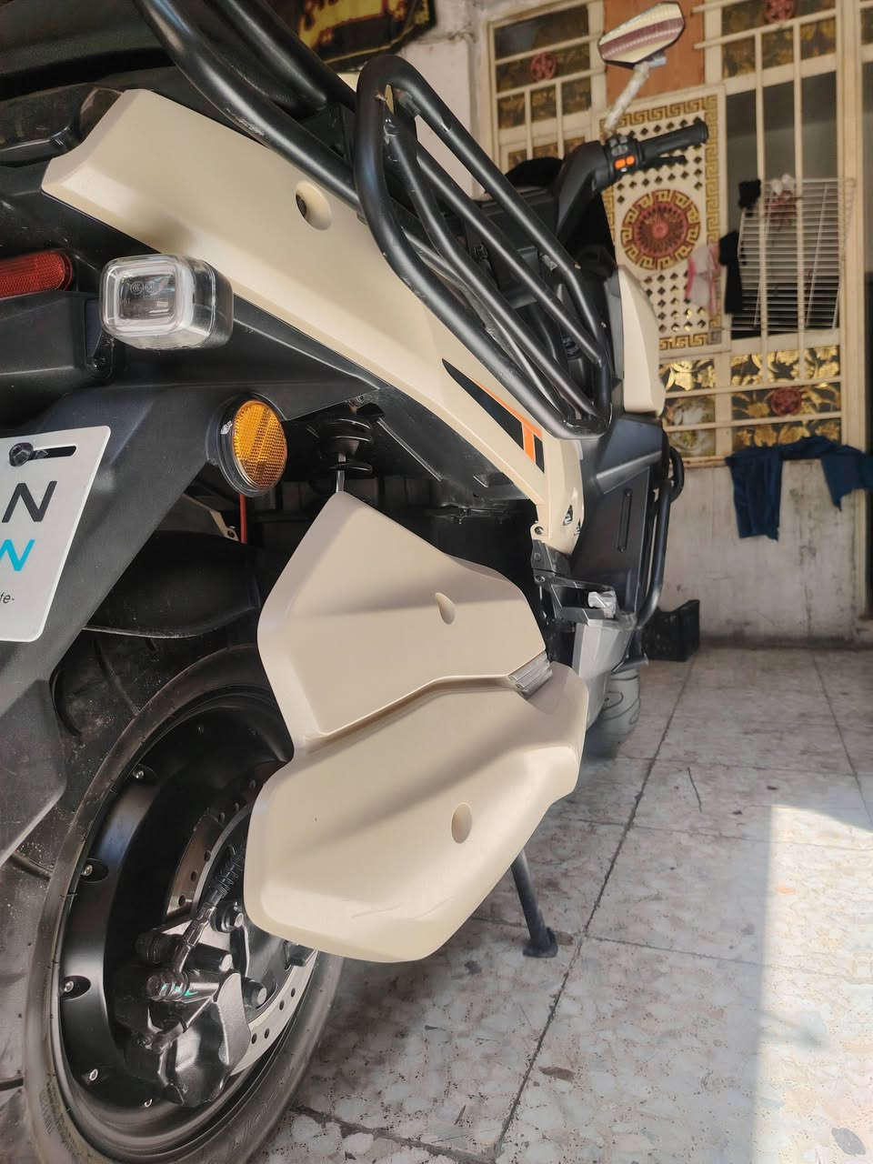 ---

*للبيع دراجة كهربائية DAYUN LIHON - ليثيوم* 🔋

*المواصفات:*
- *النوع*: سكوتر كهربائي DAYUN LIHON Hub Motor
- *المحرك*: 2000W أو 3000W Hub Motor بالعجلة الخلفية - عزم قوي وصعود قوي
- *البطارية*: ليثيوم أيون LIHON - 72V [اكتب شكد الأمبير عندك 20/32/50]Ah 
- *المسافة بالشحنة*: من 70 إلى 100 كم حسب الوزن والسرعة والطريق
- *السرعة القصوى*: 60-75 كم/س تقريباً - تعبر ال60 مرتاح
- *الشحن*: 4-6 ساعات من صفر لـ 100%، شاحن أصلي موجود
- *الحمل*: حمالة خلفية حديد قوية تشيل وزن + صندوق للتوصيل
- *الإطارات*: تيوبلس عريض - ثبات عالي بالشارع
- *الفرامل*: فرامل دسك أمامي وخلفي - فرملة قوية
- *الإضافات*: شاشة ديجيتال، لايتات LED كاملة، بوري قوي، مفتاح + ريمونت
- *اللون*: بيجي/رملي مع أسود - نظيفة وما بيها صبغ
- * ماشية قليل، بطارية 100%، بدون أعطال]

*السعر*: [900]  بي مجال بسيط
*المكان*: [بغداد.. الحبيبيه]
*للتواصل*:*********** واتساب موجود

---

بيها عطل موضح بل منشور من مطرت اخر مره وغركت الشوارع طلعت بيها ومن ذاك الوكت تاركها بس مهتم بل بطاريه بين فتره وفتره اشحنها واشغلها
