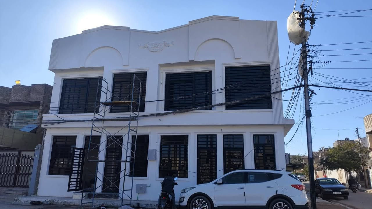 فرصة سكنية واستثمارية مميزة في قلب بغداد - منطقة الحرية
للباحثين عن الرفاهية، التصميم المودرن، والموقع الاستراتيجي، نعرض لكم بيتين (حديثة البناء) بمواصفات عالية الجودة في منطقة الحرية - دور نواب الضباط (حي السلام - شارع جاكوج).
📍 الموقع والمميزات العامة:
المساحة: 45 متر مربع لكل بيت.
الموقع: يقع أحد البيوت على ركن مميز، مما يوفر إضاءة طبيعية وتهوية ممتازة وخصوصية عالية.
المنطقة: حي سكني هادئ وراقي، قريب من كافة الخدمات والأسواق الرئيسية.
🧱 المواصفات الهندسية والداخلية:
تم تصميم وتوزيع المساحة بذكاء عالي لضمان أقصى درجات الراحة، حيث يحتوي كل بيت على:
غرف النوم: 2 غرفة نوم بتشطيبات عصرية.
الاستقبال: صالة استقبال واسعة بتصميم يجمع بين الأناقة والعملية.
المطبخ: نظام مطبخ حديث مجهز بالكامل.
الحمامات: 2 حمام بتأسيسات صحية من أرقى المناشيء.
✨ إضافات وخدمات متميزة:
بناء درجة أولى: تم استخدام أفضل المواد الإنشائية لضمان المتانة والعزل الحراري.
الأمان: البيوت مجهزة بـ منظومة كاميرات مراقبة متكاملة لضمان أمن العائلة.
التشطيب (اللبخ والدهان): واجهات مودرن باللون الأبيض النقي مع إطارات نوافذ سوداء تضفي لمسة فخامة.
الخدمات: كهرباء مستمرة، إسالة، وصرف صحي متكامل.
📞 للاستفسار والتواصل:
البيوت جاهزة للسكن المباشر أو للاستثمار. لا تفوت الفرصة لامتلاك عقار في أحد أكثر المواقع طلباً في بغداد.
للمزيد من المعلومات أو لتحديد موعد للمعاينة، يرجى الاتصال على الرقم: 
📱 *********** & واتساب
