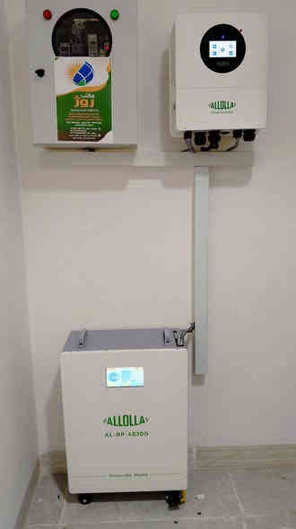 🔋 إنجاز جديد لمكتب روژ للطاقة الشمسية في #بعشيقة
🗓️ الاربعاء 3_11_2025
بفضل الله وبدعمكم المستمر، يسرّ مكتب روژ للطاقة الشمسية أن يعلن إكمال مشروع تحويل منزل ابو روناك إلى منظومة طاقة شمسية متكاملة توفر كهرباء مستقرة على مدار الساعة 🌞، مع نظام تشغيل وإدارة كامل عن بُعد.
🚀 مواصفات المنظومة المنجزة:
🔸 ألواح شمسية 600 واط عدد 10 – ضمان 12 سنة – شركة Allolla 
🔸 بطاريات ليثيوم 15 كيلوواط × عدد 1 بسعة 300 أمبير – ضمان 5 سنوات – شركة Allolla – أكثر من 10,000 دورة شحن
🔸 إنفرتر 6000 كيلوواط هابيرات  – قطعة واحدة – شركة Allolla – ضمان 5 سنوات
🔸 قدرة تشغيل مستمرة:
    • نهاريًا: 20 أمبير
    • ليليًا: 15 أمبير
🔋 استغناء تام عن المولدة
يأتي هذا الإنجاز ليؤكد التزام مكتب روژ للطاقة الشمسية بتوفير حلول طاقة متجددة موثوقة وآمنة تلائم المنازل والمشاريع التجارية على مدار الساعة، مع أعلى مستويات الجودة.
🌍 عناوين المكاتب:
📍 بعشيقة – حي الربيع – قرب كافتيريا الربيع
📍 شيخان – مفرق شيخان – قرب مطعم عنتاب
📍 سنجار – سنوني
📞 للاستفسار والتواصل:
المهندس قيدار: *********** – ***********
سلام سلو: *********** – ***********
📲 تابعونا على صفحة مكتب روژ للطاقة الشمسية لمشاهدة المزيد من الإنجازات والتحديثات.
#الطاقة_الشمسية #مكتب_روژ #طاقة_نظيفة #نينوى #العراق #بعشيقة #شيخان #سنجار #دهوك #الموصل #طاقة_متجددة #الاستدامة #روژ_تبدع #باعذرة #كوردستان
