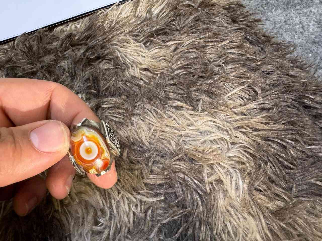 سلام عليكم محبس اسليماني لبيع ذمه قطعه اصليه تجي تفحص شوفت  عينك وتكلبه تريد تاخذه لبو احجار هم تدلل 
مكاني بغداد 
رقم ***********
