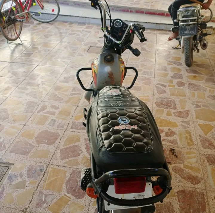 السلام عليكم 
من رخصة الادمن 
دراجات TVS هندي 
دراجات مكفولات كفالة عامة
الزيتونية 450 وبيهة مجال 
 والرصاصية 550وبيه مجال 
مكاني ديالى القصيرين 
للاستفسار الاتصال على الرقم 
***********
