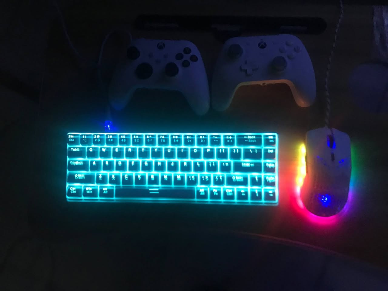 اغراض للبيع مكاني انبار رمادي الحوز توصيل موجود
1ماوس كيمنك احترافي RGB
2كيبورد ميكانيكي
3بطاريات اكس بوكس 
4حساب اكس بوكس مشتري بي جي تي اي وفورزا هيرزن مهكرهه وبي مستوه تقدم


**إذا كنت صاحب هذا الإعلان وتريد حذفه لأي سبب، رجاءا أرسل رسالة إلى الدعم الفني**