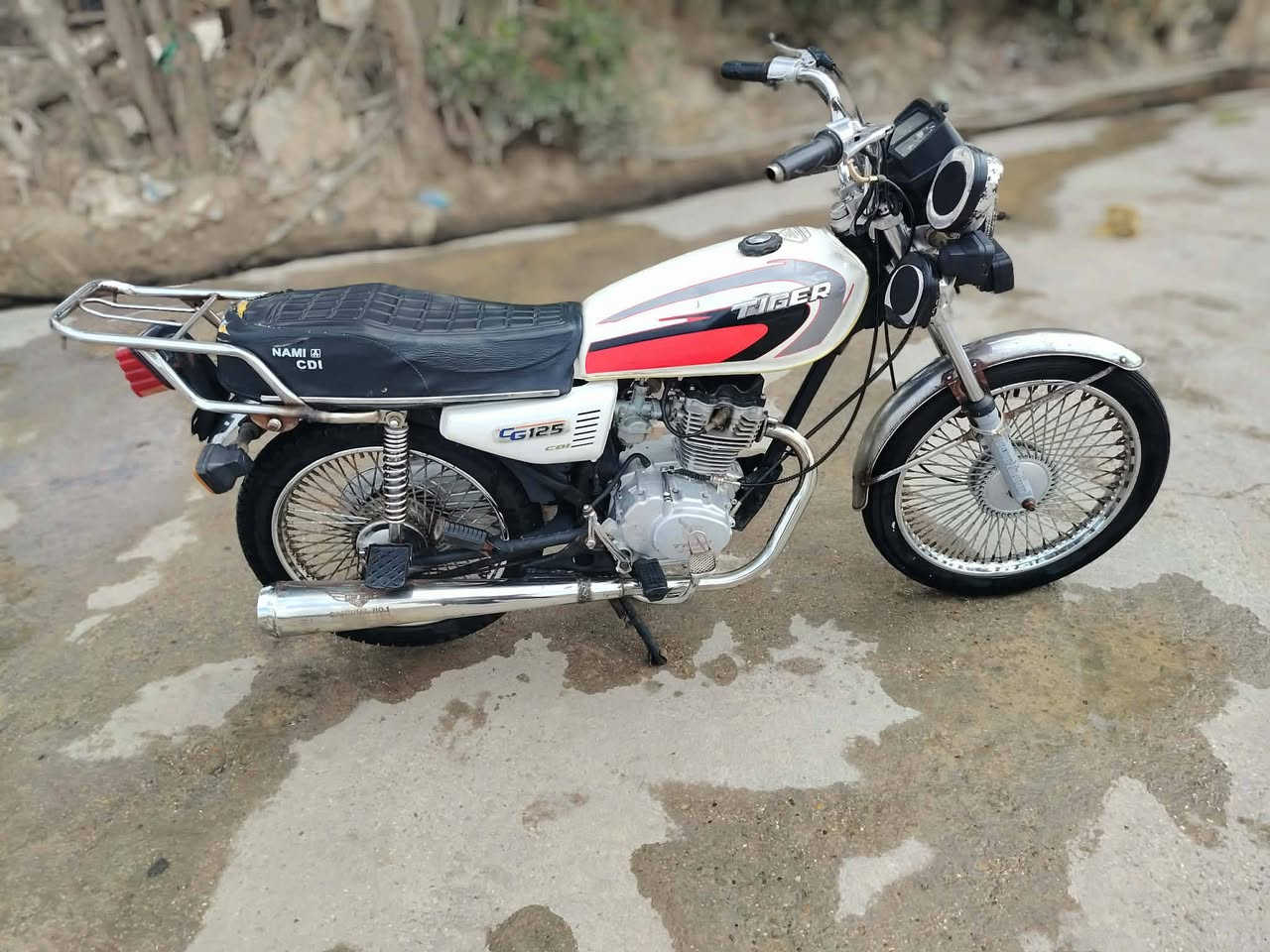 السلام عليكم دراجه للبيع مديل 21 اوراق اصولي 
مكان القاسم السعر 400 وبيه مجال للطيبين
رقم ***********
