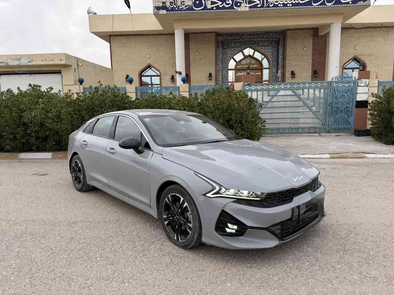 السلام عليكم K5 2023 السعر 135 السونار مرفق بالمنشور
#المركبة : كيا K5 فئة GT لون سموك موديل 2023
#الضرر : جاملغ مع طرف البنيد
#الرقم : بغداد الحديث

•المواصفات :

▪️السيارة : #كيا K5 GT لون مميز
▪️الموديل :  2023
▪️المحرك : 1600 توربو (اربعة سلندر)
▪️العداد: 78الف ميل حقيقي
▪️حجم الويل: ويل كب حجم 19 مع طقم تايرات بحالة ممتازة
▪️لايتات زينون اربع عدسات مع حاجب LED مع اشارة LED
▪️بصمات عدد 2 للأبواب مع بصمة تشغيل
▪️رادار امامي مانع تصادم
▪️رادار جانبي (نقاط عمياء)
▪️شاحن لاسلكي
▪️اشاير بالمرايا الجانبية
▪️كامرة خلفية دوارة اصل مع الستيرن
▪️شاشة الدشبول حجم كبير للتحكم بأيعازات السيارة
▪️كشنات السيارة حظن رياضي جلد اسود اصل
▪️تبريد قطعتين امامي وخلفي
▪️شاحن لاسلكي ( واير ليس )
▪️خمسة وضعيات للقيادة
▪️تشغيل عن بعد
▪️سستم صوت
▪️سايد بريك دگمة
▪️تحكم ستيرن جهتين بلوتوث وحاكية وكروس سرعة وتحكم صوت 
▪️نظام ABS مانع انزلاق
***********▪️
