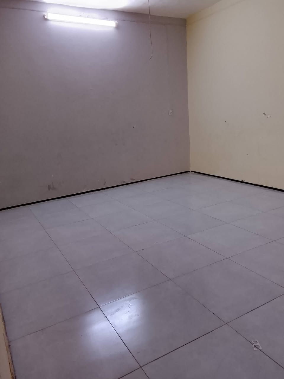 السلام عليكم ورحمه الله 
بيت 500 إقرار محكمة ومسجل بل بلدية ظمن التطويب 
الموقع قرب جامعة لإمام جعفر الصادق قريب جدا من شارع العام شارع بغداد الرئيسي 
يتكون البيت من غرفتين وصاله وحمام ومطبخ وبراني ومجمع صحي خارجي 
هاتف *********** علاء
