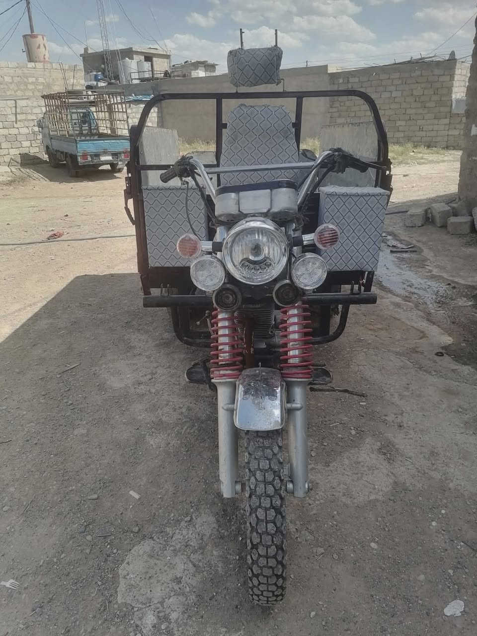 للبيع موديل 2018 منفيس موجود ستوته كدام العين بس الهندر خارط السبرنك الداخلي ستوته رزنه وحلوه الشراي يجي خاص او يتصل *********** مكاني ايمن حي اصلاح الزراعي
