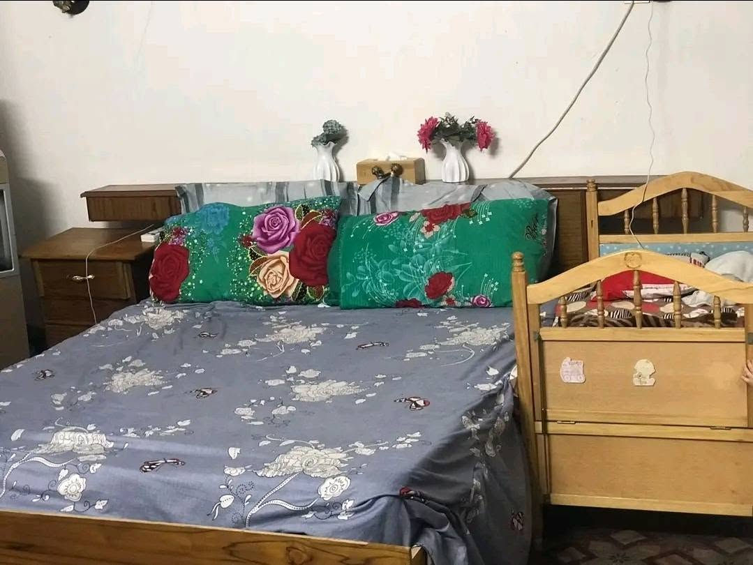 سلام عليكم غرفه اخشاب للبيع سبع قطع 
التاج مال جربايه موجود 
مكانهه الحسينيه سكلات سعر600
***********
