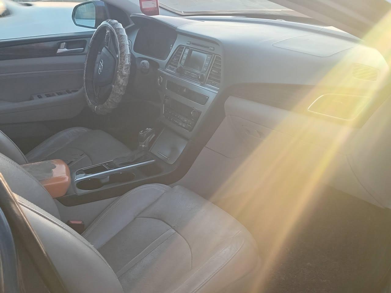 سيارة سوناتا للبيع موديل 2015 وارد أمريكي  فول عدا الفتحة محرك كير مكفولات
بصمة و بصمة أبواب.
تحكمات ستيرن.
رادارات.
مانع انزلاق.
كشنات الأمامية كهربائية
كامرة خلفية.
حادثها بسيط بجم.
الشراي الاتصال على الرقم أو الواتساب***********
