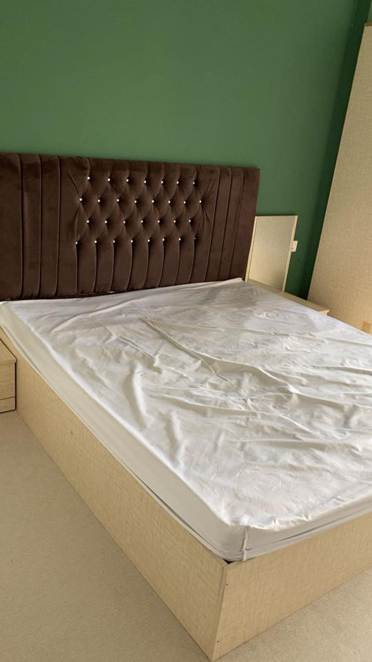 ئەم ژووری نوستنە بۆ فرۆشتن؟؟
***********
