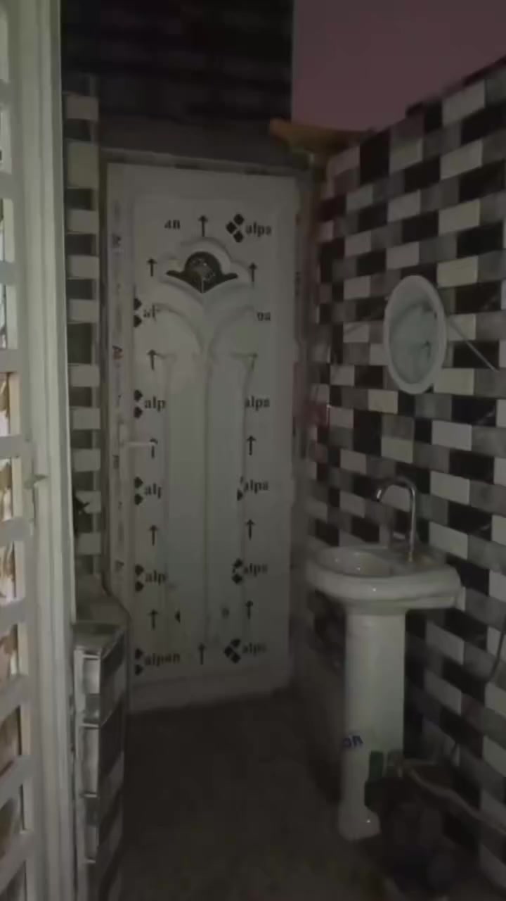 السلام عليكم بيت للبيع 50م طابقين ونص واجه 5م نزال 10م مدخلين صاله وحولي وغرفتين نوم خدمات كامله للاستفسار مراجعة مكتب الصادق للعقار *********** الخطيب الزراعي شارع خوله
