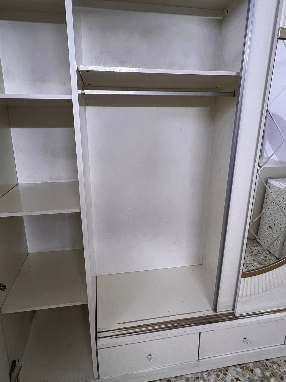 السلام عليكم عندي كنتور تركي +جرابي ام النفر عدد 2 مع ميز جرارات واحد رايدهن ب75 عنواني حي اور قرب فلكة صباح الخياط 
***********
