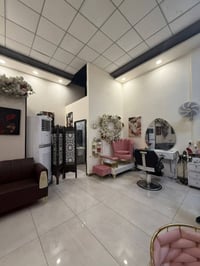 اغراض صالون متكامل من اجهزة ومواد تجميل بسعر مناسب بيع مستعجل 07815239...