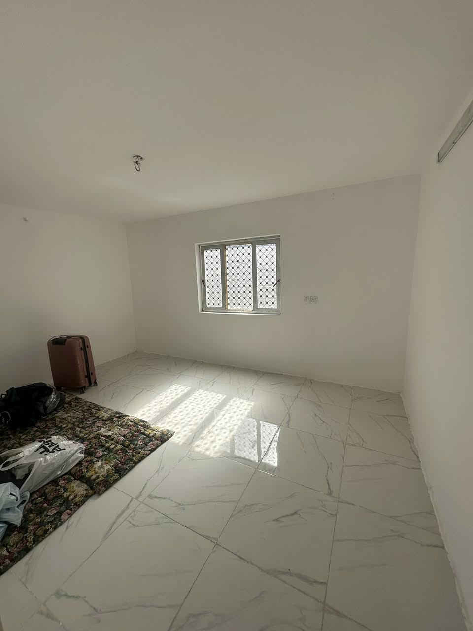 مشتمل للبيع 100م في منطقة حي سومر / الفلكة الثانيه فرع 6متر محلة 315
 واجهـة 5م * نزال 20م
يحتوي على مدخلين
الطابق الارضي 
( مدخل استقبال منفصل ) 
 مطبخ 
+ منـور 
+ حمام كبير + غرفة نوك
الطابق الاول
3غرف نوم كبيرة + خدمات
الطابق الثاني 
بيتونه كبيره تنفع مخزن + سطحين امامي وخلفي كبيرين 

للاستفسار الاتصال بالرقم او مراجعة مكتب الجوهرة للوساطة العقارية الكائن في شارع الكنيسة 
***********
