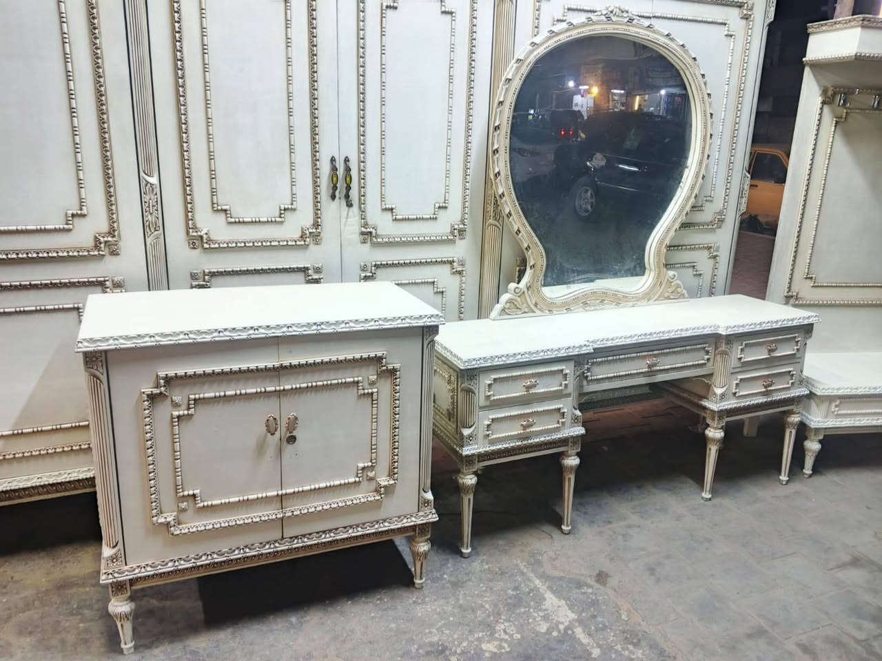 غرفه نوم مصريه نضيفه 90% خشب زان  8 قطع بغداد الامين 2 للستفسار ***********
