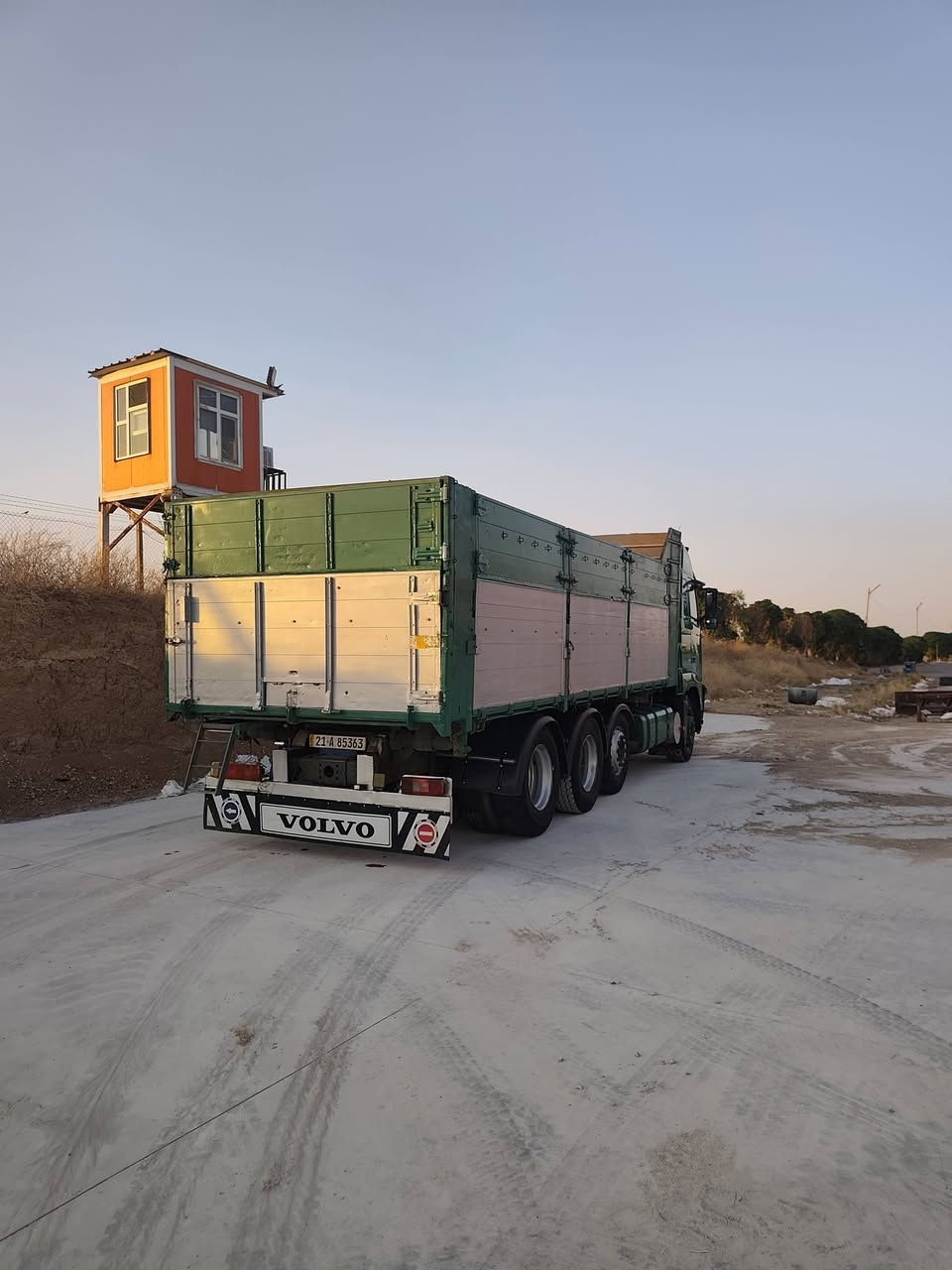 ڤالڤو2003مەکینە460گیر3×3ریتایدەر سلاجە شاسی درێژ بیلادی وباج ،قلاب، لەسەنەوی لوری سحال دەبل تایە شوین  قوشتەپە،واتسئاب***********
