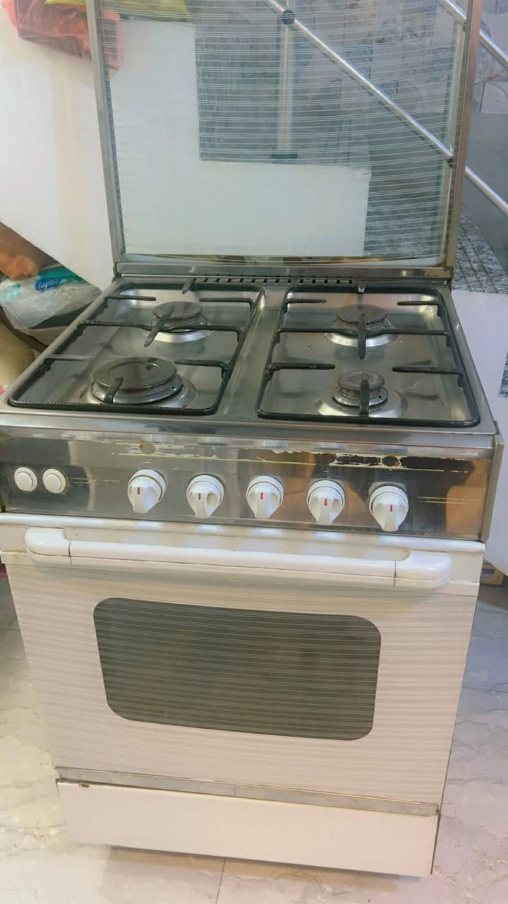 طباخ مصري نوع يونيفرسال اربع عيون شغال طباخ وفرن اربع عيون للبيع السعر ٨٠ الف العنوان الطوبجي الرقم ***********
