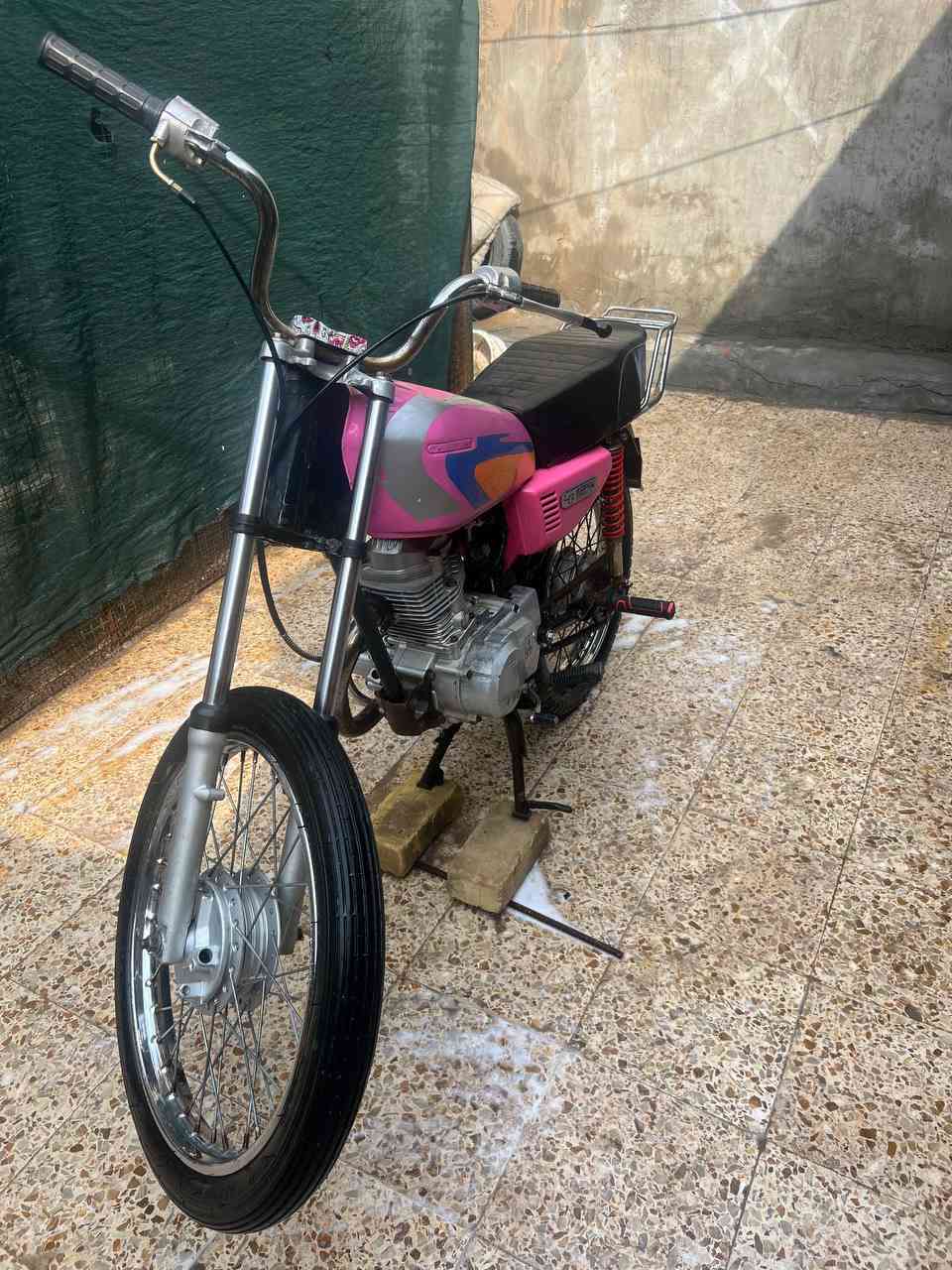 السلام عليكم ورحمة دراجه ايراني ادوات الراجه شغاله الدراجه وين ما تريد روح بيه كلشي ما بيه السعر 200 مستعجل علئ بيعه كلش ***********
