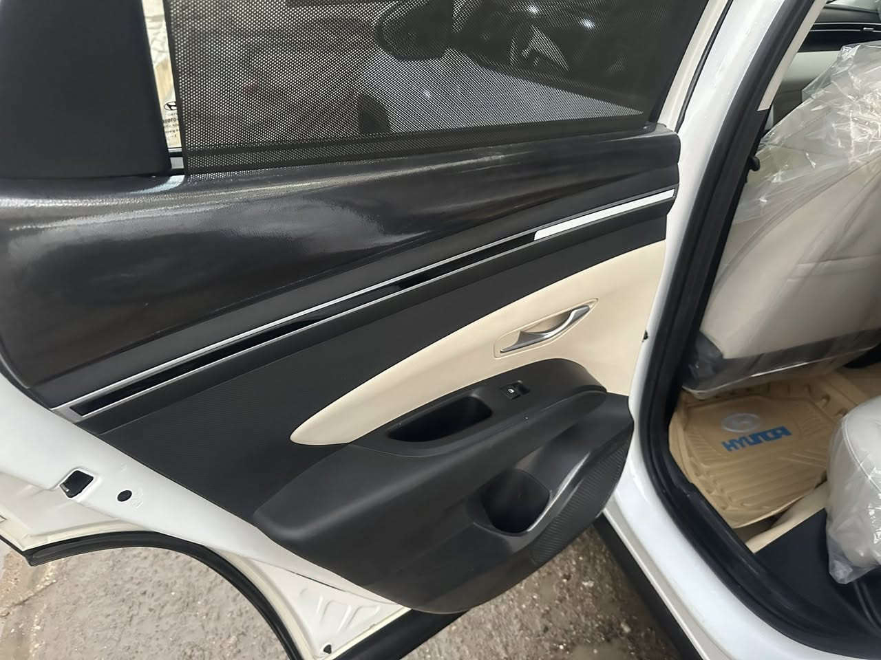 السلام عليكم توسان موديل ٢٤ ماشية ٤١ مكفولة من البارد والصبغ بيه رصعتين كلش صغار ممبينات  السعر  قفل قفل 215 عنواني بغداد الكرخ شارع الربيع قرب محكمة حي العدل 
***********
