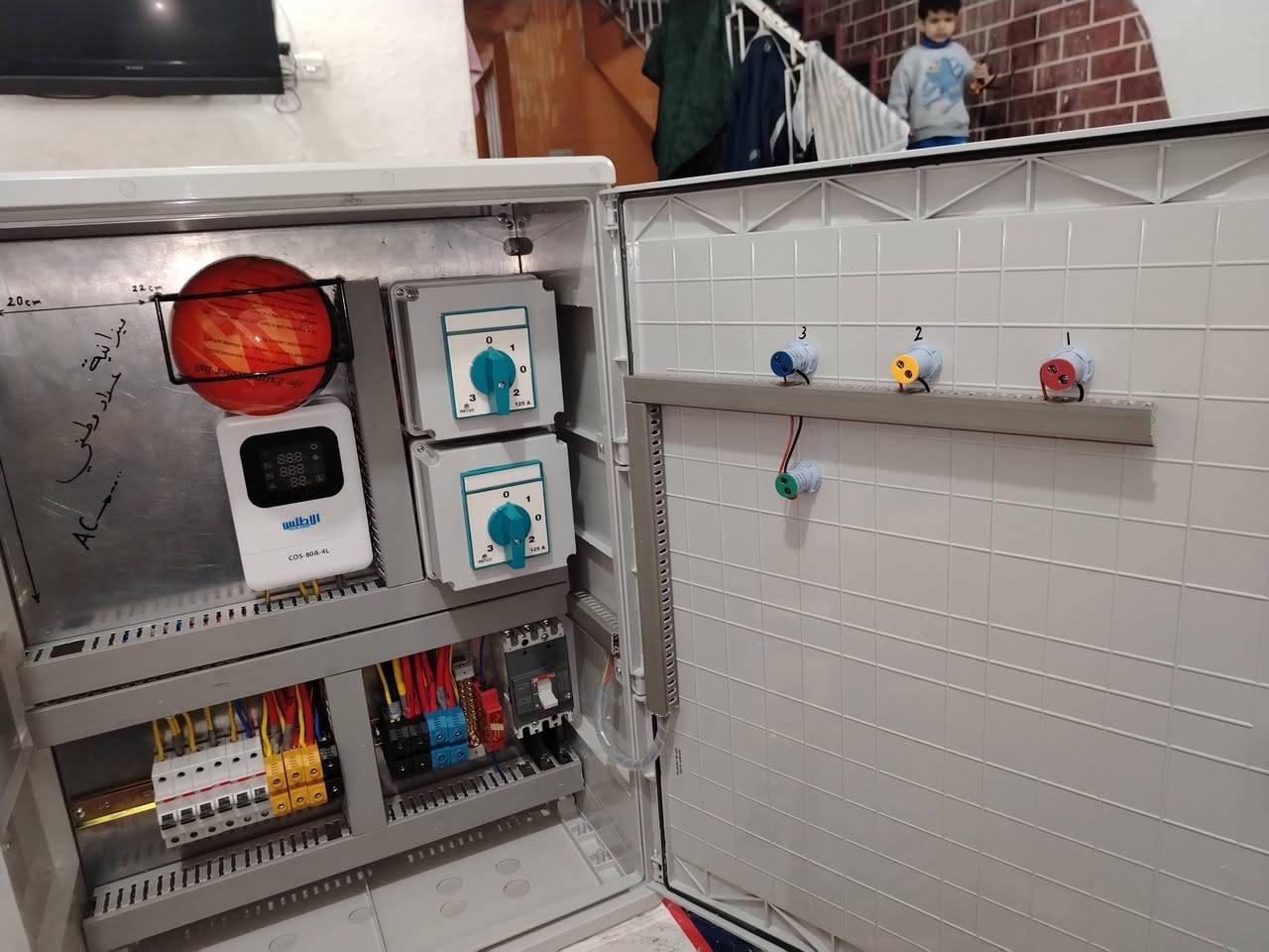 السلام عليكم.. عمل بورد كهرباء كلاسك لمنزل صغير يتحمل ١٠٠ أمبير لكل فيز لكن الحمل الفعلي الكلي اقل من ٧٠ أمبير موزعه على ٣ فيز قاطع abb الاوربي الاصلي بجانية جوزة اطفاء حريق صغيرة سلكترات ميتوب ثقيل ١٢٥ امبير عدد ٢ وكذلك كنكترات توزيع ثقيله وجوزات تخريج abb واسلاك الوطني ثقيل ٢٥ ملم والموزع للسلكترات ١٦ ملم جهاز تحويل مزود بتايمر وحماية من ارتفاع وانخفاض الفولتية وكرة اطفاء الحريق اعلى اللوحة ومصابيح اشارة قارئ فولتية في باب البورد .


**إذا كنت صاحب هذا الإعلان وتريد حذفه لأي سبب، رجاءا أرسل رسالة إلى الدعم الفني**