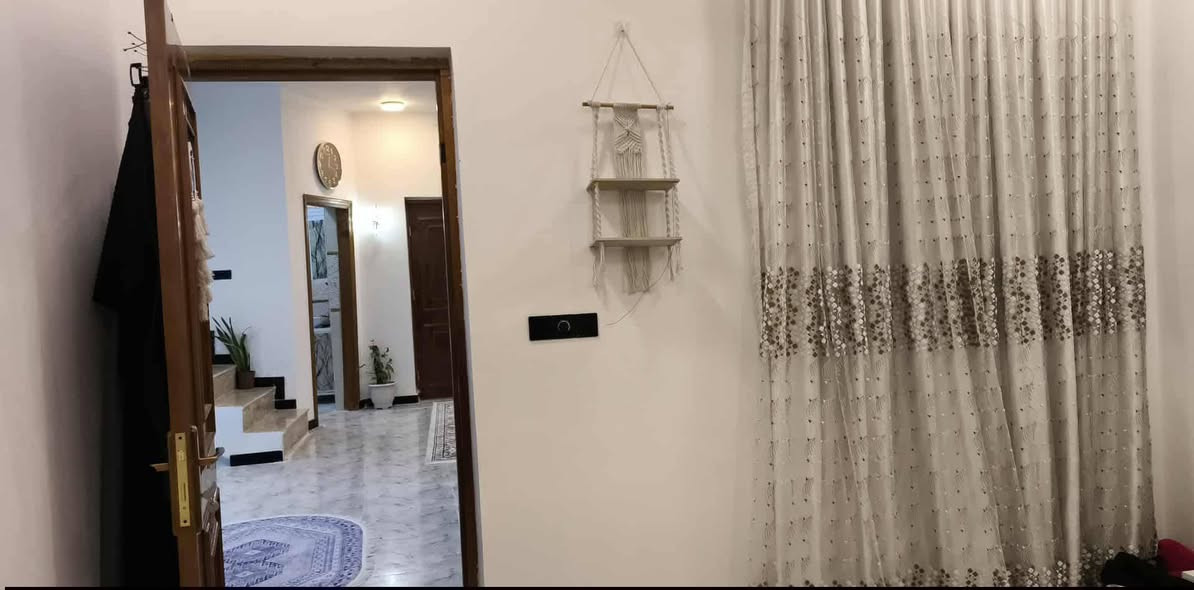 بيت بناءجديد 2025
‏مساحه 200يتكون من 
‏غرفتين وصاله ومجموعه صحيحه 
‏وحديقه داخليه وشلال 
‏مطبخ حار وبارد 
‏واستقبال ومدخل
‏وحمام خارجي 
‏بناء طابوك كونكريت مسلح
‏يبعد عن الحولي 60متر
بيت مرتب وجاهز وكامل على الاخير بالعافيه عالياخذه
للاستفسار اتصل او راسلنا
***********

‏
