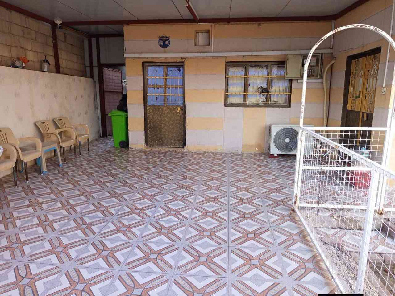 السلام عليكم  دار للبيع مساحته 220م قرب حي طلاع مقابيل البزل الملغي يتكون من غرفتين نوم و صاله و استقبال و مطبخ و صحيات خارجيه وداخليه  و كراج سياره و حديقه للاستفسار اتصال على هذا الرقم  ***********
