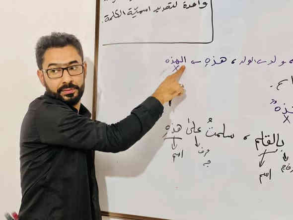 الأستاذ أحمد مهدي
مدرّس مادة اللغة العربية للصف السادس العلمي والأدبي،
يعلن عن تواجده في معهد النجاح لإعطاء الدروس بأسلوب مبسّط، شامل، وبأفضل مستوى أكاديمي.

شرح مبسّط، وخبرة عالية في تفكيك الأسئلة الوزارية، وبمتابعة دقيقة لكل طالب، يحرص الأستاذ أحمد مهدي على بناء قاعدة لغوية رصينة عند الطلبة، وضمان فهم المنهج بكل تفاصيله، من القواعد إلى الأدب والنصوص والإنشاء

معهد النجاح يفخر بانضمام نخبة من الأساتذة المتميزين، ومن ضمنهم الأستاذ أحمد مهدي، ليكون جزءًا من رحلة الارتقاء بالمستوى العلمي لطلاب السادس،

نعلمكم بأن باب التسجيل مفتوح، والدوام مستمر للراغبين بالانضمام إلى محاضرات الأستاذ أحمد مهدي المميزة.

💡 سجّل الآن واحصل على شرح وافي، متابعة دقيقة، ونتائج مضمونة بإذن الله.

للتواصل واتساب ***********
أو عبر صفحتنا في الفيس بوك
