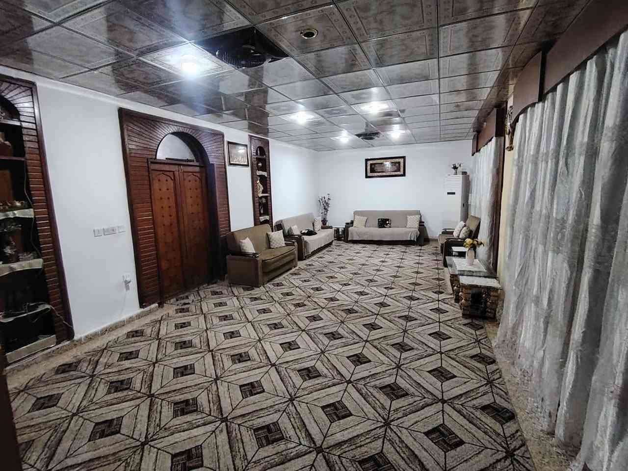 دار للبيع  تصميم الداخل خليجي المساحه 375 م كوت داموك دور الضباط داخل المربع مقابيله ساحه متنفس وليس بيوت مثل ما موضح بالفديو  داخل الدار حديقه +كراج سيارة + ٤غرف ٥×٥
 ٢غرف بالطابق الثاني مع ٢ طابق الاول +صاله  مغلف صاج بورمي+هول مغلف أيضا  +٣صحيات مشتركه الطابق الأول والثاني  والطابق الثالث بيتونه
الاتصال ***********
            ***********
