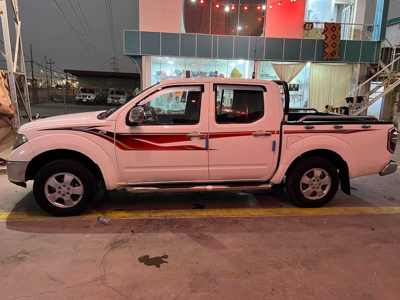 السلام عليكم سياره نيفاره موديل2008نضيفه مثل ما جاي تشوفون ما ناقصه شي حداديه توه امبدلها كير عادي مكاني البصره قضاء المدينه *********** السعر 85
