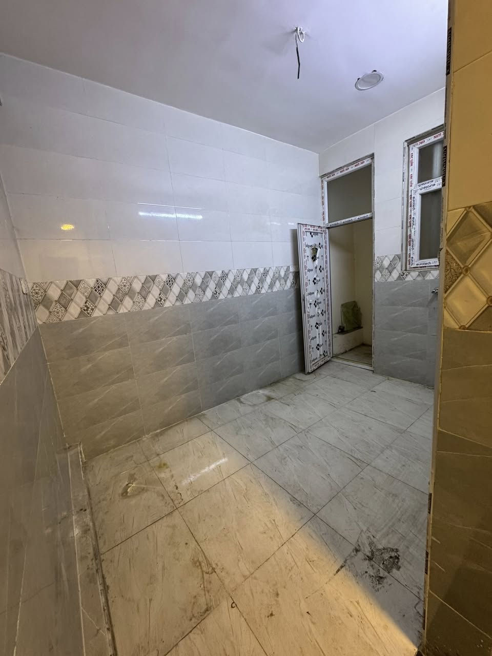 شقة للايجار
طابق اول 
الموقع 📍الاعضمية  شارع 20 شارع معزول📍
المساحة 85 متر
غرفتين نوم وصالة ومطبخ وحمام معزولات 
سكن عوائل فقط 
500 الف ايجارها 

*********** 📞
